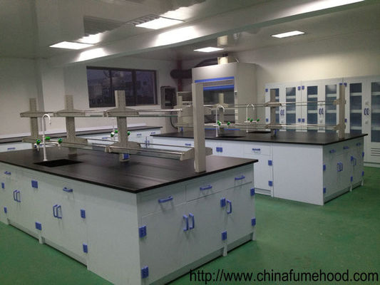 A fonte profissional importou a mobília do laboratório para o laboratório profissional