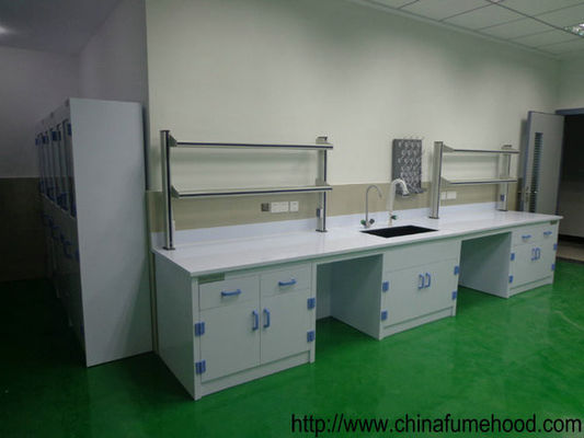 Mobília do laboratório de química da universidade, bancos de laboratório e armários com prateleira do reagente