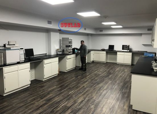 Bom preço Customized Corrosion-resistant and Acid and Alkali Resistant Chem Lab Workbench Maker with Safety Features on-line