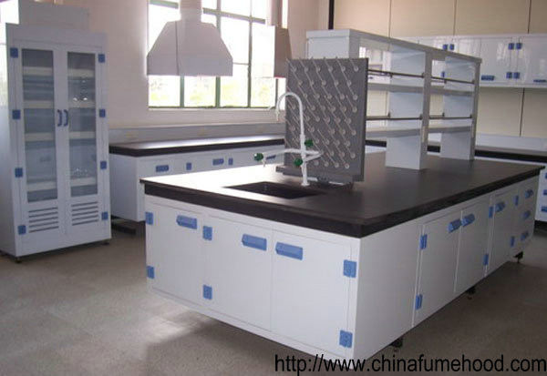 Mobília do laboratório de química da universidade, bancos de laboratório e armários com prateleira do reagente