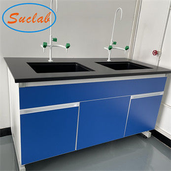 Bom preço O alcaloide durável dos bancos de trabalho do laboratório resistente com PP afunda-se e torneira on-line