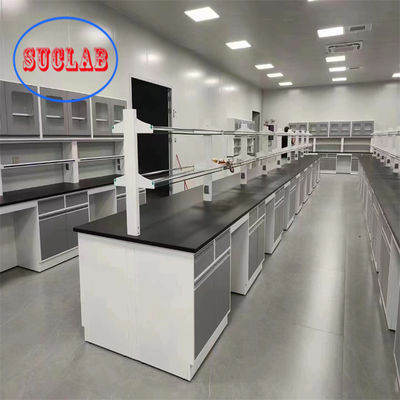 Bom preço Bancos de trabalho de laboratório personalizados com prateleiras para design retangular e tomada multifuncional on-line